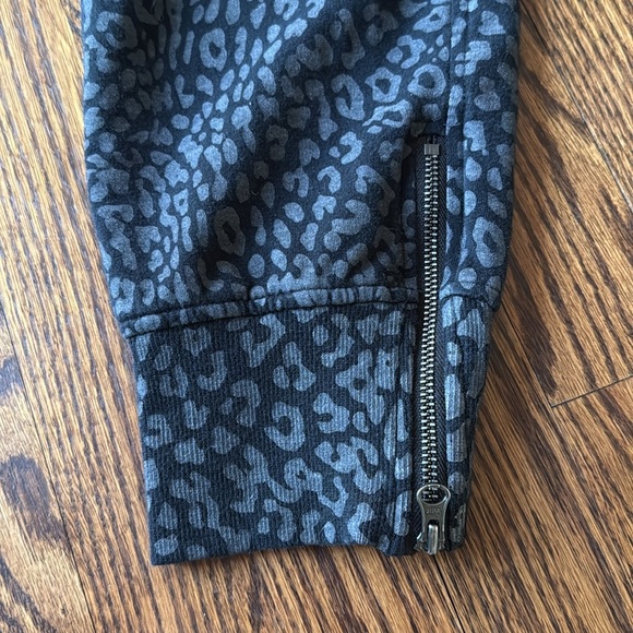 Sundays Women’s 1 Jogger Sweatpants Cheetah Leopard Print Zip Up Hems Elastic - Picture 3 of 9